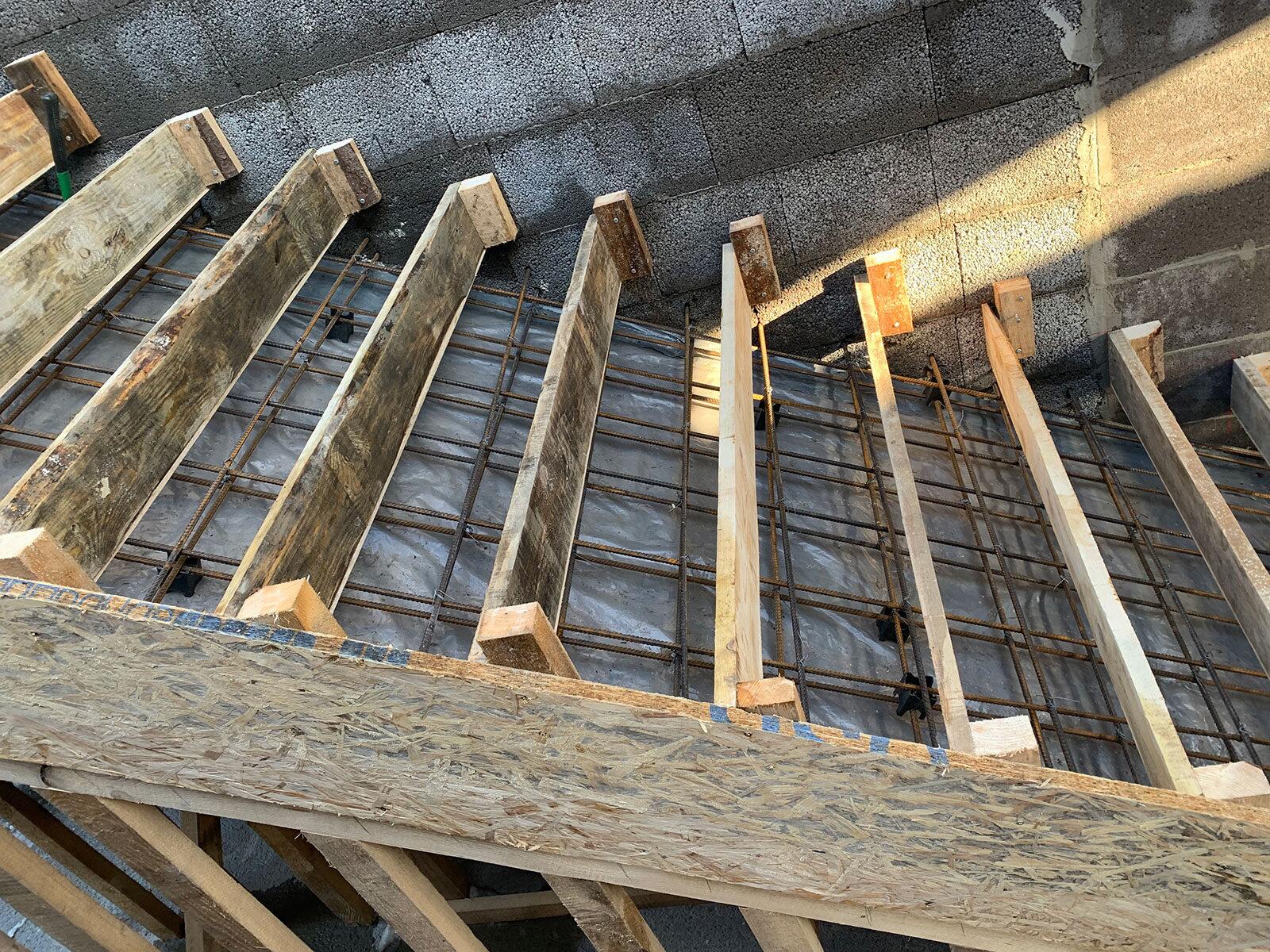 За чей счет должен производиться ремонт бетонных ступеней лестницы?